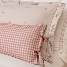 Carregar imagem no visualizador da galeria, Cobre Leito Queen Alice 5 Peças Toque de 300 Fios Linho Rosê - Lavive