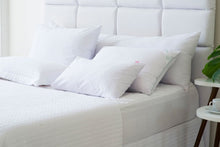 Carregar imagem no visualizador da galeria, Kit 2 Travesseiros de Pluma 70cm x 50cm 200 Fios Suporte Firme - Lavive
