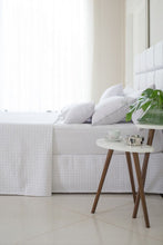 Carregar imagem no visualizador da galeria, Kit 2 Travesseiros de Pluma 70cm x 50cm 200 Fios Suporte Firme - Lavive