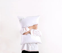 Carregar imagem no visualizador da galeria, Kit 2 Travesseiros de Pluma 70cm x 50cm 200 Fios Suporte Médio - Lavive
