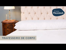Carregar e reproduzir vídeo no visualizador da galeria, Travesseiro de Corpo 1,50m x 0,50m de Pluma Extra Macio - Casa Paulinha
